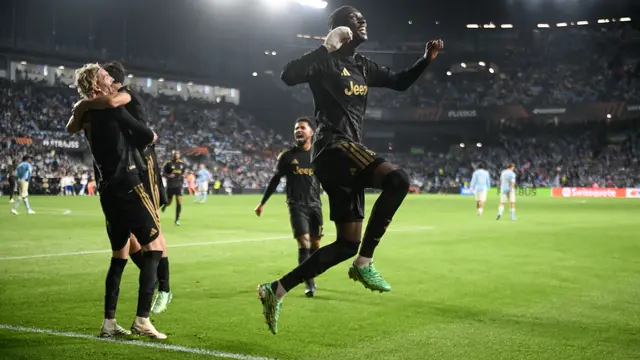 Penyerang Juventus Nick Woltermade merayakan gol ke gawang Celta Vigo di ajang Liga Europa