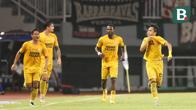 Persija jakarta melawan Semen Padang.