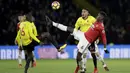 Aksi pemain Manchester United, Paul Pogba merebut bola dari adangan dua pemain Watford pada lanjutan Premier League di Vicarage Road stadium, Watford, (28/11/2017). MU menang 4-2.  (AP/Matt Dunham)
