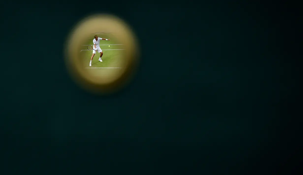 Petenis Republik Ceska, Lukas Rosol, melakukan pemanasan sebelum bertanding melawan petenis Spanyol, Pablo Andujar, di nomor tunggal putra Turnamen Tenis Wimbledon di London, Inggris. (2/7/2015). (Reuters/Toby Melville)