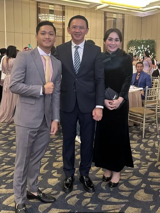 Puput pun kembali memilih warna hitam untuk stiletto heelsnya. Puput pun tampil serba hitam untuk outfitnya tersebut. [@azriel_hermansyah]