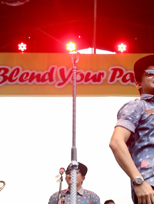 Tresno dan kawan-kawan membawakan kurang lebih 10 lagu di Blend Stage di hari terakhir JakCloth. Tampil di petang hari, Tipe-X sudah bisa memanaskan suasana panggung yang dipenuhi ribuan penonton. (Andy Masela/Bintang.com)