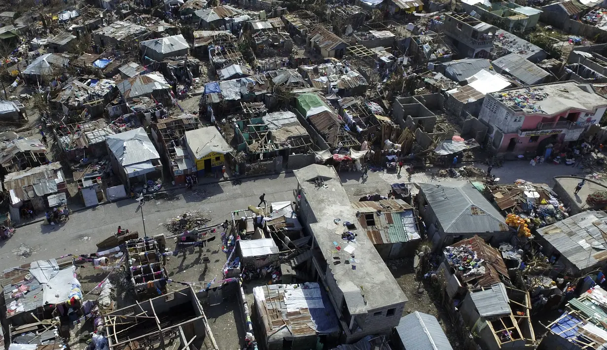 Pemandangan sebuah perkampungan yang porak-poranda setelah dihantam badai Matthew di wilayah Port-au-Prince, Haiti, Senin (10/10). Pemandangan ini diambil dari kota Jeremie yang terletak 188km sebelah barat Port-au-Prince. (AFP Photo/Nicolas Garcia)