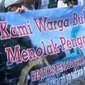 Warga Bukit Duri berdemostrasi minta rencana penggusuran dibatalkan. Granat ganas ditemukan di balik plafon rumah yang direnovasi.