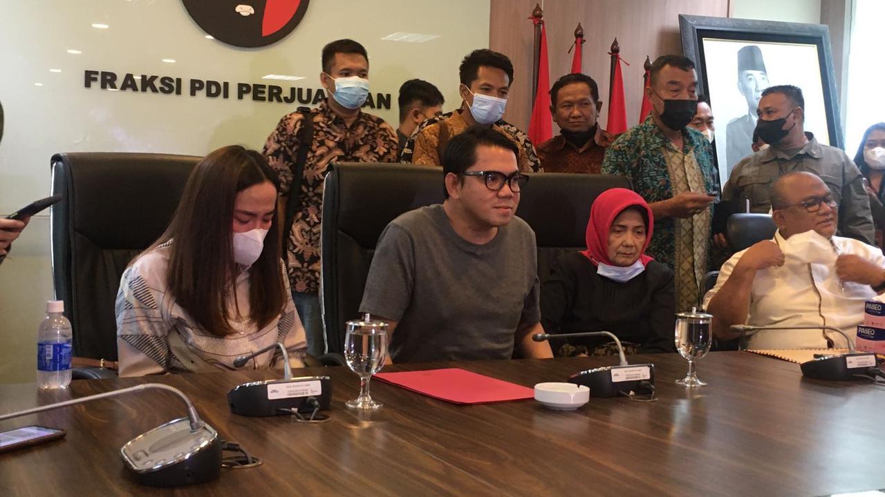 Anggiat Pasaribu mendatangi Arteria Dahlan di Kompleks Parlemen, Jakarta, Kamis (25/11/2021). Dia datang meminta maaf.