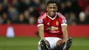 Striker MU, Anthony Martial, tampak kesakitan saat melawan West Ham pada laga Liga Premier Inggris di Stadion Old Trafford, Inggris, Sabtu (5/12/2015). (Reuters/Andrew Yates)