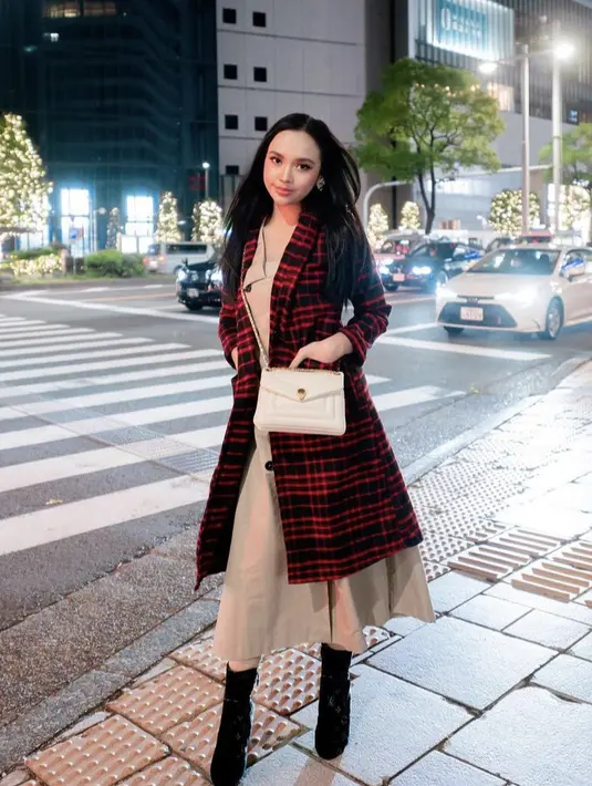 Long cardigan merah tartan bisa menjadi pilihan seperti Lyorda ini. Bisa dipadukan dengan dress panjang.  (@lyodraofficial)