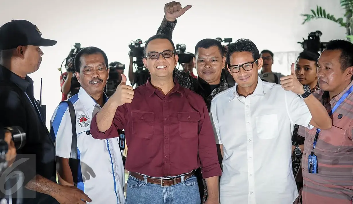 Pasangan Anies Baswedan dan Sandiaga Uno mengacungkan jempol sebelum memasuki laboratorium Gedung BNN, Jakarta, Minggu (25/9). Anies-Sandiaga akan mengikuti tes narkotika sebagai salah satu syarat maju di Pilgub DKI 2017. (Liputan6.com/Faizal Fanani)
