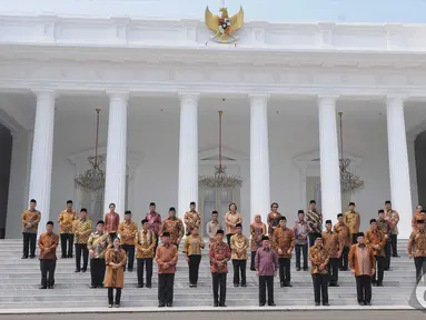 Jokowi dan JK berpose bersama para Menteri Kabinet Kerja di depan Istana Negara, Jakarta, Senin (27/10/2014). (Liputan6.com/Herman Zakharia)
