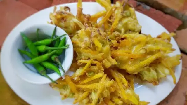 Resep bakwan labu kuning crispy yang nikmat jadi menu buka puasa Ramadhan. (dok. Cookpad @Ki_Kitchen)