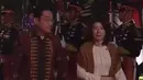 Perdana Menteri Jepang Fumio Kishida bersama Ibu Yuko Kishida. Ibu Yuko tampil mengenakan atasan putih dipadukan rok merah dan batik menjadi syalnya.  [@sandiuno]