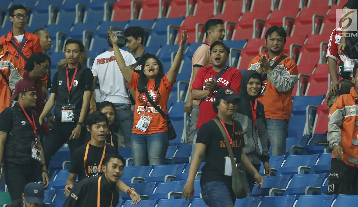 Sejumlah panitia pelaksana pertandingan bersorak menyambut kemenangan Persija atas Sriwijaya FC dilanjutan Liga 1 Indonesia di Stadion Wibawa Mukti, Cikarang Kab Bekasi, Jumat (16/6). Persija unggul 1-0. (Liputan6.com/Helmi Fithriansyah)