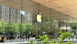 Apple Naikkan Harga MacBook hingga iPad, iPhone Aman?