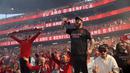 Fans Benfica memberikan dukungan kepada timnya dalam laga lanjutan Liga Portugal 2024/2025 melawan Sporting di Stadion da Luz, Lisbon, Portugal, Sabtu (10/05/2025) waktu setempat. (AFP/Patricia De Melo Moreira)