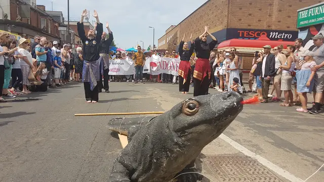 Suasana dan kerumunan pengunjung pada pameran "Kampung Indonesia" dalam Cowley Road Festival 2018 di Oxford (1/7) (sumber: KBRI London)