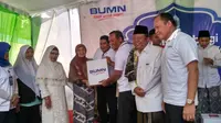 PT Rajawali Nusantara Indonesia (RNI) membagikan 1.500 paket sembako untuk masyarakat Semarang, Jawa Tengah. (Achmad/Liputan6.com)
