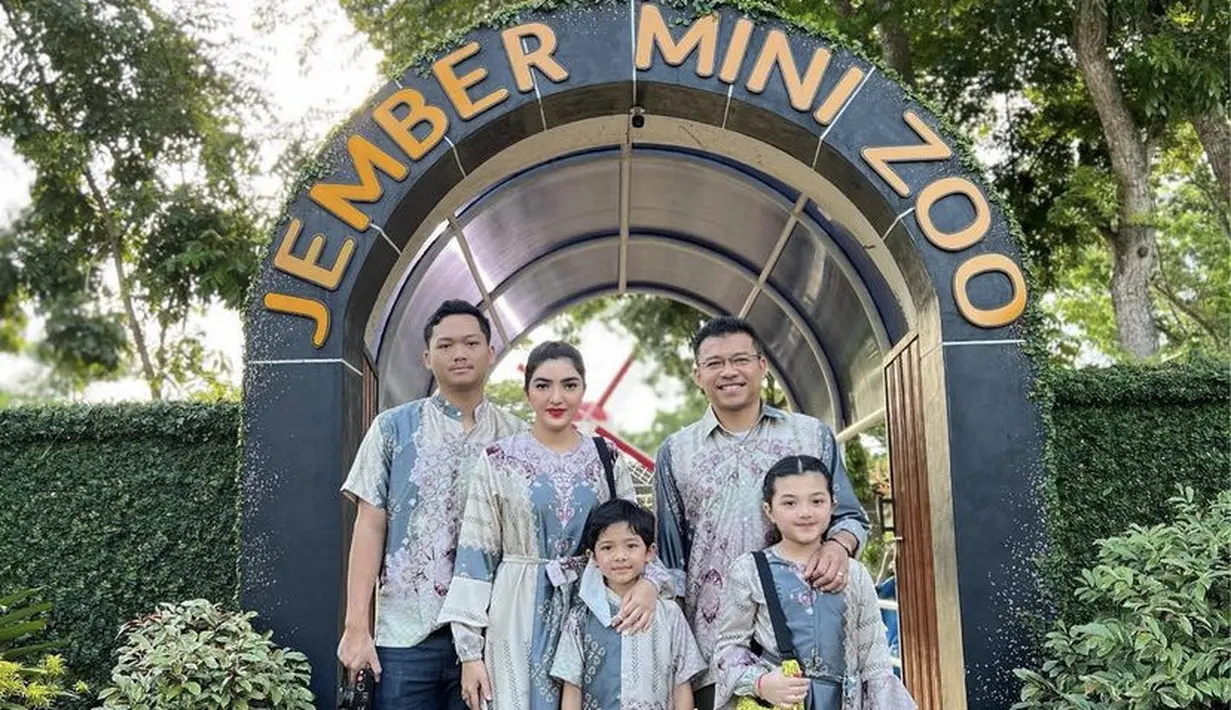 Keluarga Anang Hermansyah pun tahun ini pulang kampung ke Jember, Jawa Tengah. Keluarga ini kompak mengenakan busana didominasi warna biru dan sage saat mengunjungi mini zoo. Credit: (@ashanty_ash)