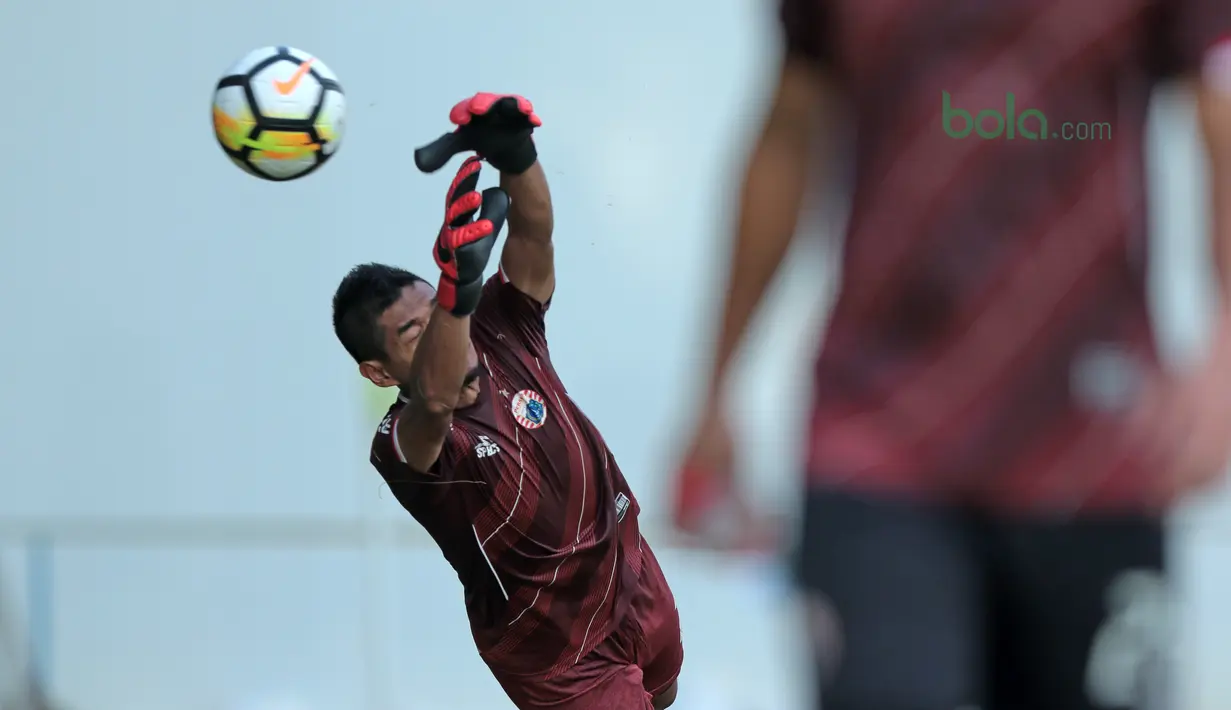 Aksi Bambang Pamungkas menghalau bola saat menjadi kiper di Lapangan ABC, Senayan, Jakarta (09/04/2018). Persija akan melawan JDT pada PIala AFC 2018. (Bola.com/Nick Hanoatubun)