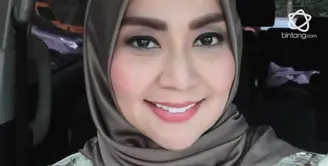 Tessa Kaunang mengundang pujian dari netizen karena memakai hijab.