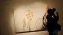 Paus Yohanes Paulus II bergaya selfie dalam lukisan “Pope Does Selfie” di TIM, Jakarta, Rabu (21/5/14). (Liputan6.com/Faizal Fanani)