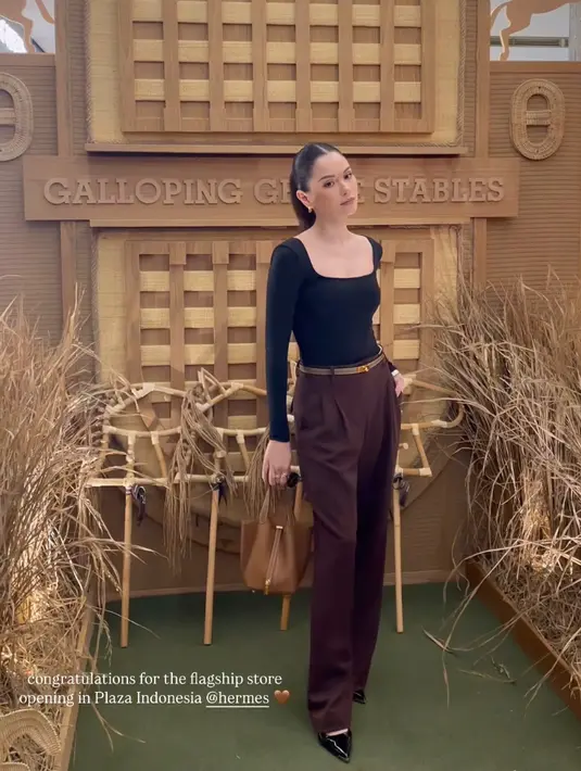 <p>Alyssa Daguise hadir dengan gaya kasual, ia tampil mengenakan atasan long slevee hitam dipadukan celana panjang kecoklatan. Melengkapi tampilannya dengan belt Hermes abu-abu dan silleto heels hitam. Tak lupa ia membawa tas Hermes coklat model picotin lock seharga sekitar Rp73 jutaan. [@alyssadaguise]</p>