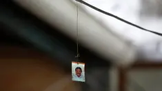 Potret wartawan Leobardo Vazquez yang tergantung di kabel tempat ia ditemukan tewas di depan rumahnya di Gutierrez Zamora, Meksiko (22/3). Vazquez ditemukan tewas terbunuh di dekat kios taco miliknya. (AP/Felix Marquez)