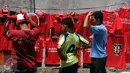 Beberapa suporter memilih kaos tim kesayangan mereka di Stadion I Wayan Dipta, Gianyar, Bali, Minggu (30/8/2015). Jelang pembukaan turnamen Piala Presiden 2015, ribuan suporter menyerbu stadion Dipta, Gianyar, Bali. (Liputan6.com/Helmi Fithriansyah) 