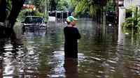 Sebuah mobil terendam banjir di kawasan di Hang Lekiu, Kebayoran Baru, Jakarta, Jumat (11/11). Hujan deras disertai angin yang mengguyur wilayah Jakarta, mengakibatkan daerah ini banjir. (Liputan6.com/Johan Tallo)