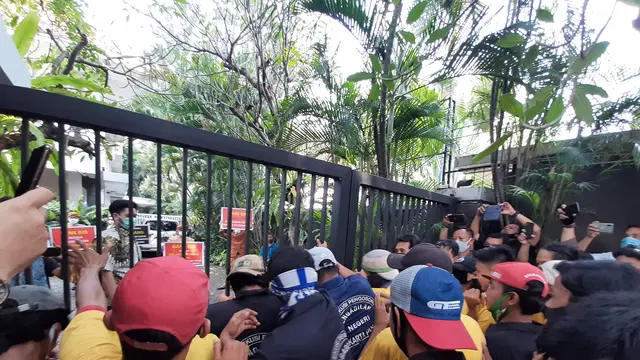 Juru sita Pengadilan Negeri Jakarta Pusat mengeksekusi rumah Pahlawan Nasional RI, Prof Muhammad Yamin