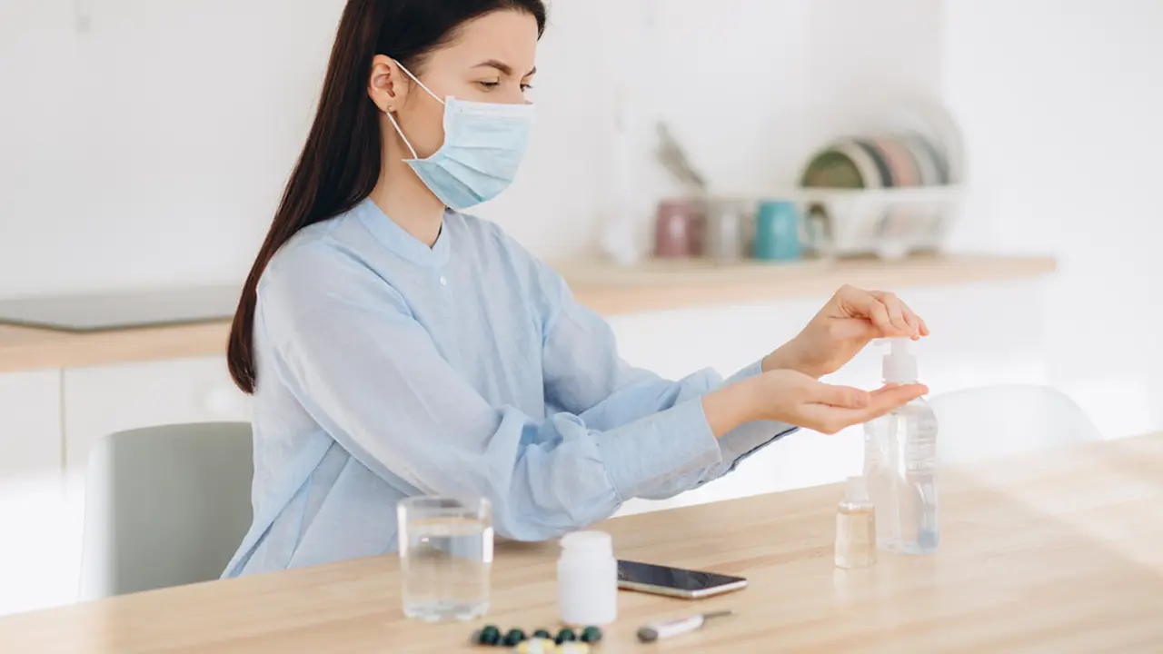 perempuan memakai masker