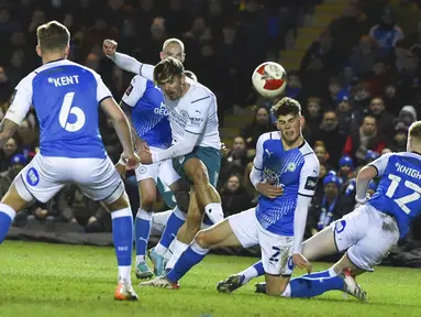Pemain Manchester City Jack Grealish (tengah) menendang bola saat melawan Peterborough United pada pertandingan sepak bola putaran kelima Piala FA di Stadion Weston Homes, Peterborough, Inggris, 1 Maret 2022. Manchester City menang 2-0. (AP Photo/Rui Vieira)