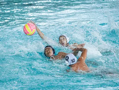 Pemain tim Pari Sakti dan Tirta Kencana 78 berebut bola pada kompetisi polo air Indonesia Open Aquatic Championships 2025 di Stadion Akuatik Gelora Bung Karno, Senayan, Jakarta, Rabu (12/11/2025). (Bola.com/Bagaskara Lazuardi)