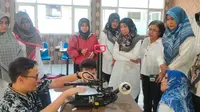 Pelatihan pengoperasian printer 3D kepada guru SMKN 2 Kota Cirebon untuk membuka peluang bisnis baru di era digital. Foto (Liputan6.com / Panji Prayitno)