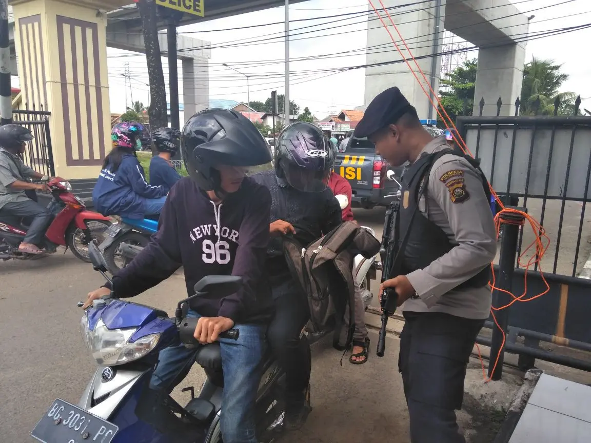 Anggota polisi memeriksa seluruh pengunjung yang akan masuk ke Mapolda Sumsel (Liputan6.com / ist - Nefri Inge)_