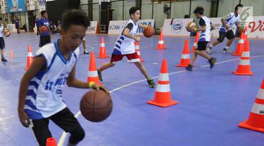Peserta mengikuti seleksi Jr NBA Indonesia 2017 yang diselenggarakan Frisian Flag di Cilandak Sport Center, Jakarta, Sabtu (26/08). Sebanyak 64 peserta terpilih akan mengikuti National Training Camp. (Liputan6.com/Fery Pradolo)