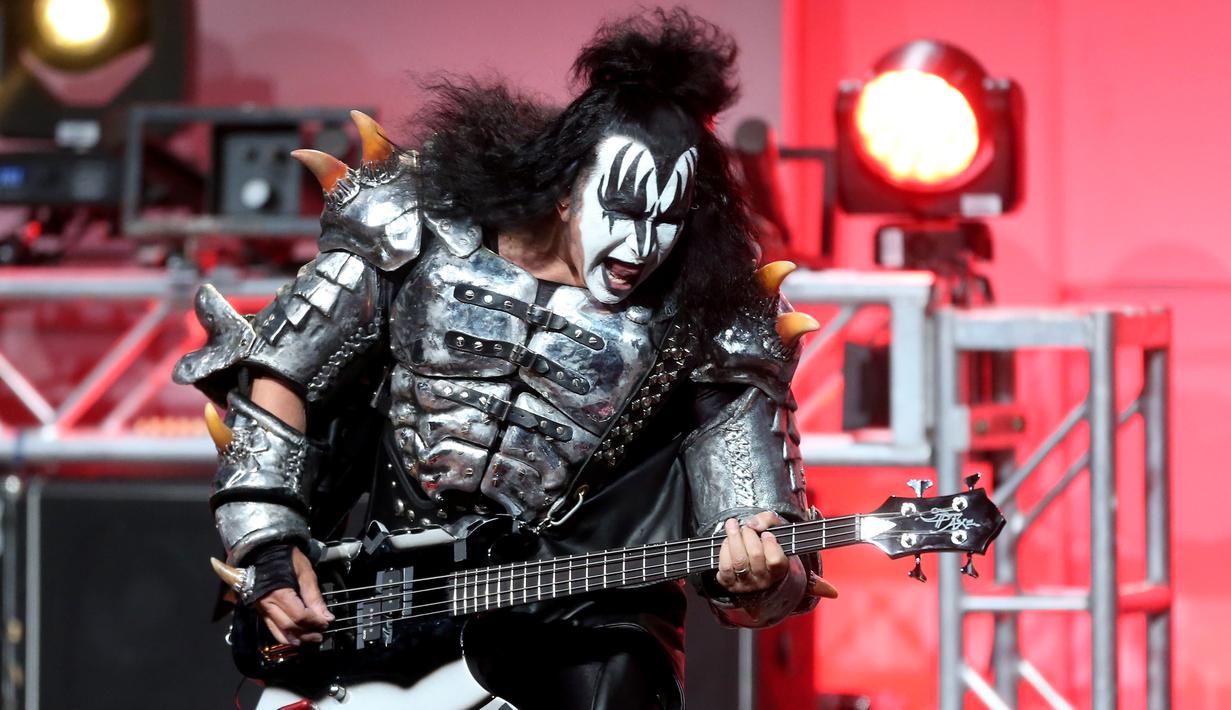 Aksi Vokalis KISS, Gene Simmons saat membawakan lagu 23rd Annual Race to Erase MS Gala di California, USA (15/4). Band asal Amerika ini terbentuk di New York City pada Januari 1973. (AFP PHOTO/Frederick M. Brown)