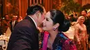 Annisa melengkapi tampilannya dengan anting-anting dan kalung silver dengan hiasan warna ungu. Perhiasan Nya pun memiliki motif bunga. [@annisayudhoyono]