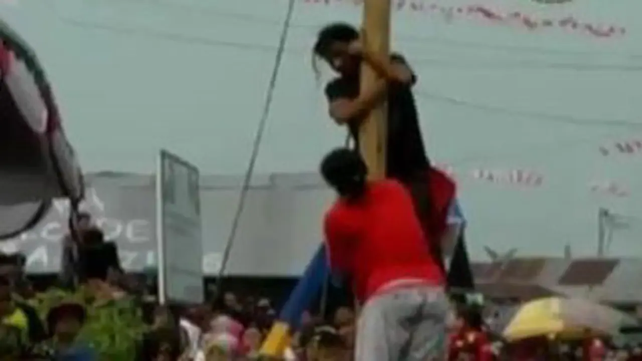 Tawuran Antarwarga hingga Waria Ikut Lomba Panjat Pinang
