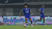 Gelandang muda Persib Bandung, Nazriel Alfaro menjalani debut di BRI Super League 2025/2026 saat Maung Bandung bertandang ke markas Madura United, Minggu (30/11/2025). (Dok. I.League)