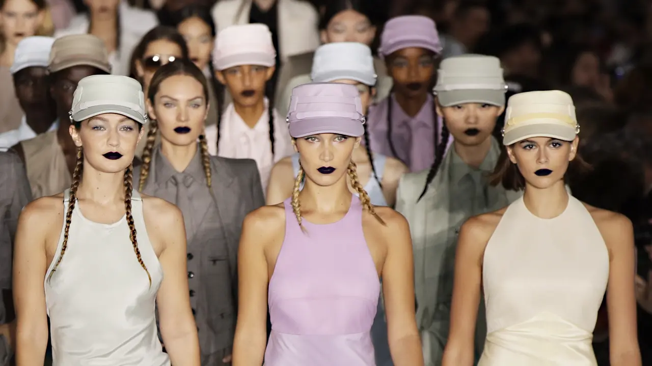 Lenggak-lenggok Model Cantik Kaia Gerber di Milan