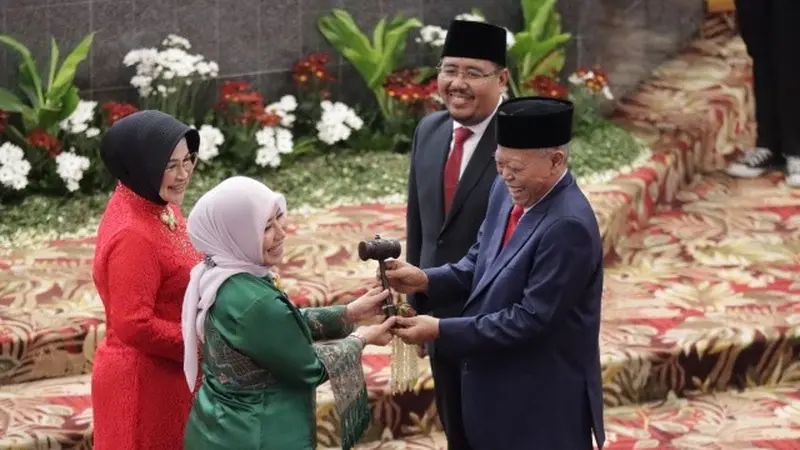 Politikus PKB Anik Maslachah (baju hijau) ditetapkan sebagai ketua sementara DPRD Jatim.