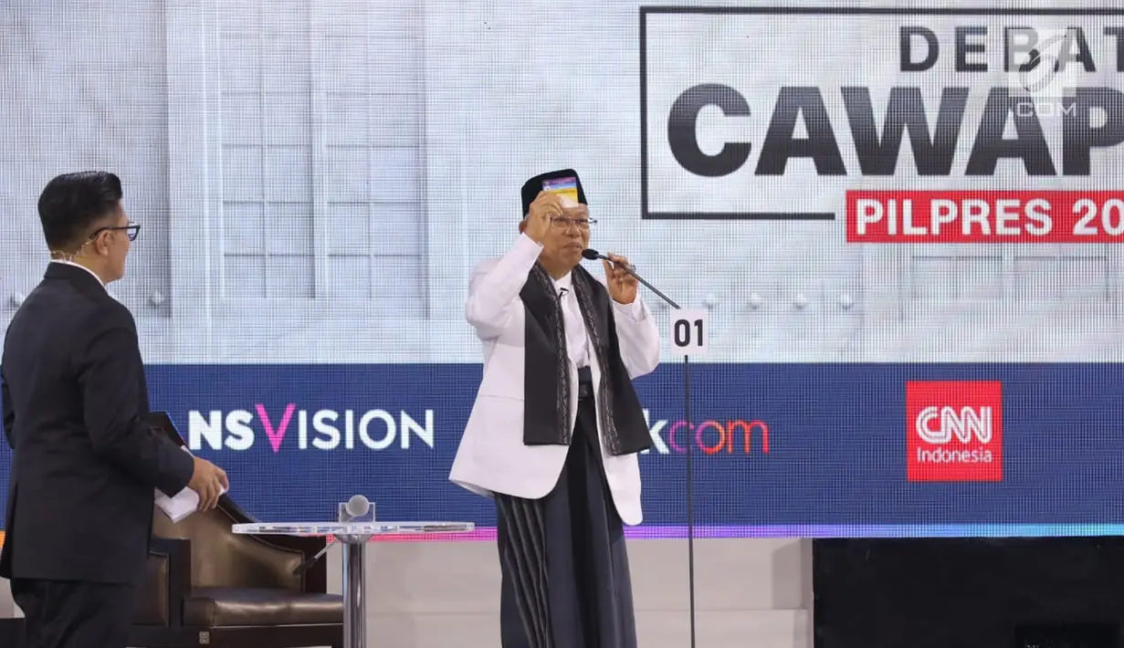 Cawapres nomor urut 01 K.H. Ma'ruf Amin menunjukkan KIP Kuliah, Kartu Sembako Murah dan Kartu Prakerja saat menyampaikan visi dalam debat cawapres 2019 di Hotel Sultan, Jakarta, Minggu (17/3). (Liputan6.com/Johan Tallo)