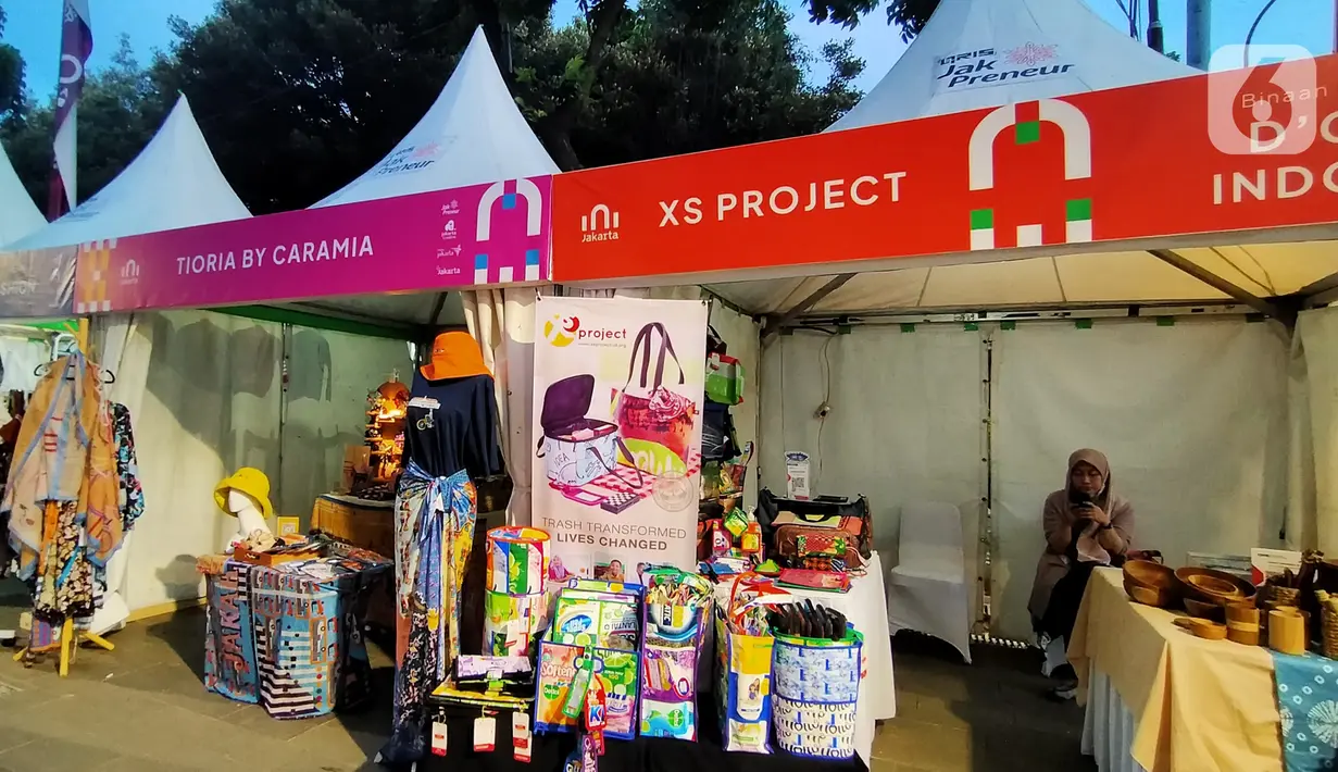 Beberapa kios produk UMKM kriya pada Festival #IniJakarta 2022 di kawasan Kota Tua, Jakarta, Sabtu (17/9/2022). Acara ini merupakan hasil kolaborasi antara JakPreneur dan Dinas Pariwisata dan Ekonomi Kreatif Provinsi DKI Jakarta. (Liputan6.com/Magang/Aida Nuralifa)