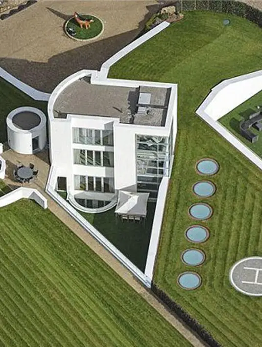 Rumah yang disewa Justin dengan harga tinggi itu memang memiliki fasilitas mewah, seperti landasan helipad, lapangam football, kolam renang dalam ruangan dan tempat fitness. Halaman pada bangunan tersebut terlihat asri dengan rumput hijau. (doc.dailymail)