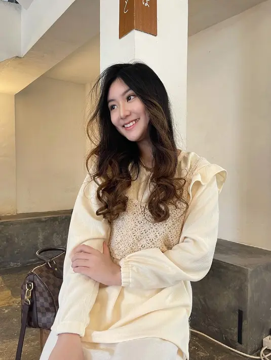 Tambahkan detail layer pada dress agar tampilan lebih istimewa. Kamu bisa memadukan dress dengan vest atau beep seperti yang digunakan Shannon. (Foto: Instagram/ Shannon Wong)