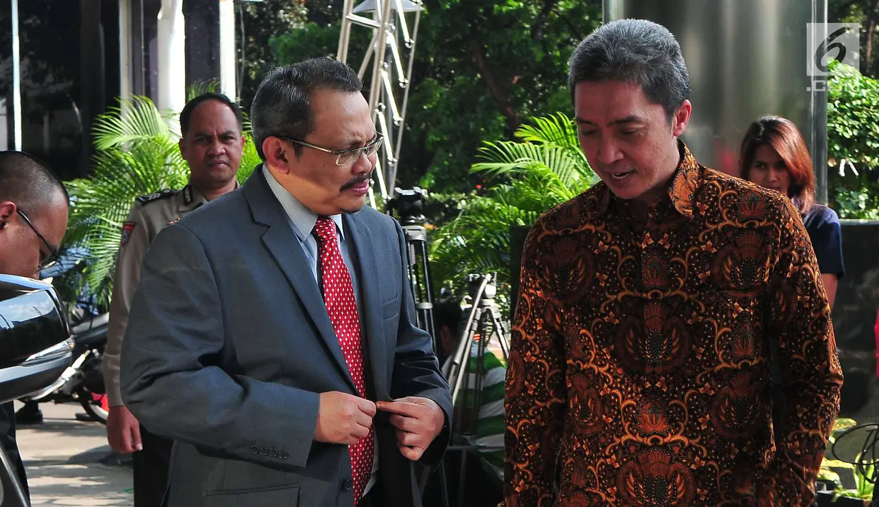 Chief Commissioner Malaysia Anti Corupption Commission Datuk Dzulkifli Bin Ahmad saat berbincang setibanya di gedung KPK, Jakarta, Rabu (26/7). Kedua lembaga akan menangani kasus baru yang melibatkan dua negara. (Liputan6.com/Helmi Afandi)