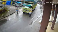 Aksi sopir mengemudikan truk secara ugal ugalan di Jalan Sultan Badaruddin, Kelurahan Gedung Air, Tanjungkarang Barat, Bandar Lampung, terekam kamera CCTV.