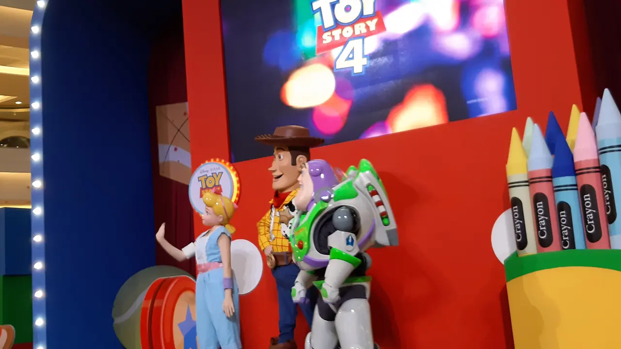Libur Sekolah, Ajak Anak Bermain dengan Karakter Toy Story 4 di Tengah Mall