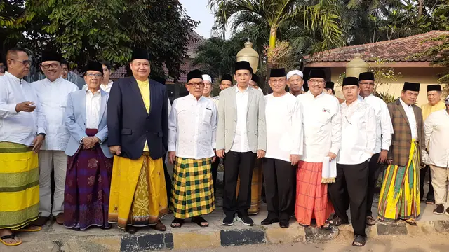 Ketum Partai Golkar dan jajarannya usai salat Iduladha