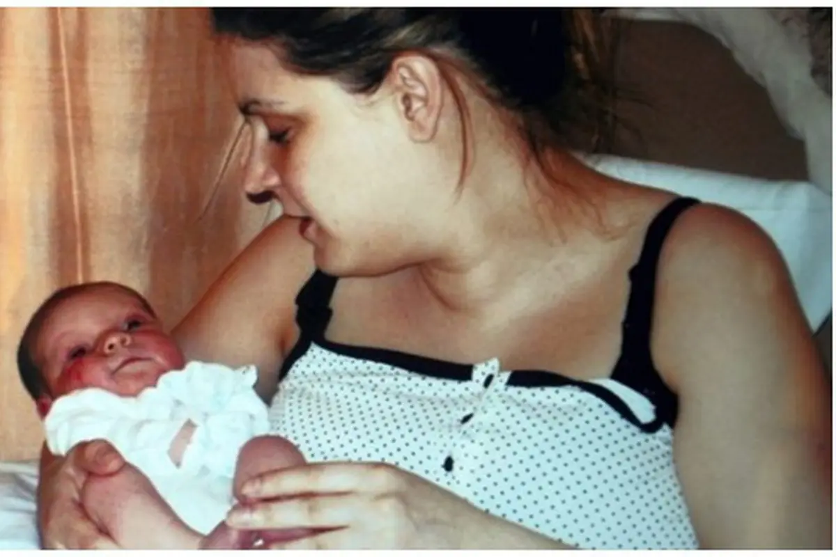 Hayley sedang menggendong si kecil Alfie (c) metro.co.uk